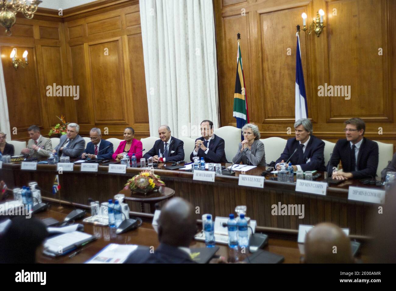 (L-R) Ministro francese dei trasporti e dell'economia marittima Frederic Cuvillier, Ministro francese dei territori d'oltremare Victorin Lurel, Ministro francese della giustizia Christiane Taubira, Ministro francese degli affari esteri Laurent Fabius, Presidente francese Francois Hollande, Ambasciatore designato della Francia in Sudafrica Elisabeth Barbier, Ministro francese dell'agricoltura Stephane le foll, E il Ministro francese dello sviluppo, Pascal Canfin, interviene con il presidente sudafricano alle Opportazioni dell'Unione a Pretoria il 14 ottobre 2013. Hollande è arrivata in Sud Africa per una visita di due giorni Foto Stock