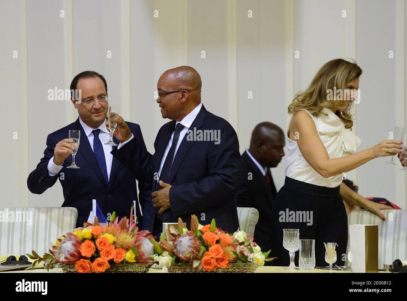 Francois Hollande , Jacob Zuma e Valerie Trierweiler presenziano a una cena di stato come parte della visita di Stato di due giorni del presidente francese. Pretoria, Sudafrica, 14 ottobre 2013. Foto di Jacques Witt/piscina/ABACAPRESS.COM Foto Stock