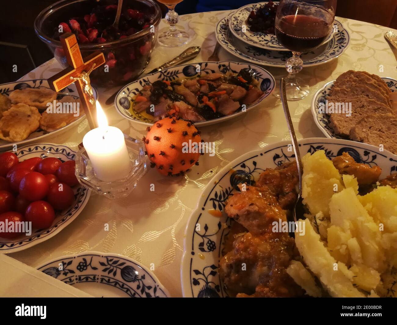 Piatti tradizionali lituani di Natale serviti per la cena di Natale Foto Stock