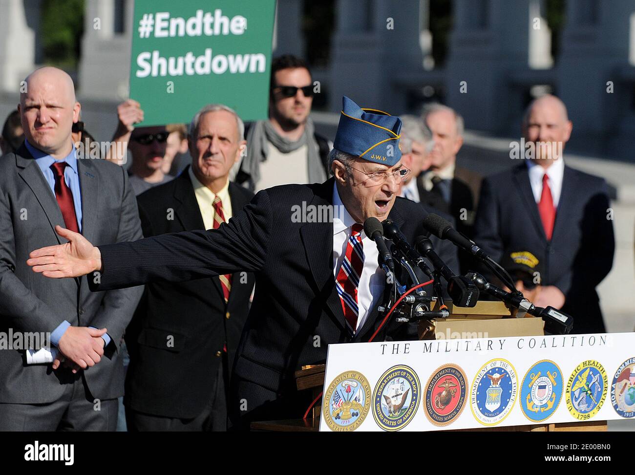 Il Direttore Esecutivo dei veterani della Guerra Ebraica il colonnello Herb Rosenbleeth parla ad un raduno per chiedere la fine della chiusura del governo al Monumento commemorativo della seconda Guerra Mondiale 15 ottobre 2013 a Washington, DC, USA. Foto di Olivier Douliery/ABACAPRESS.COM Foto Stock