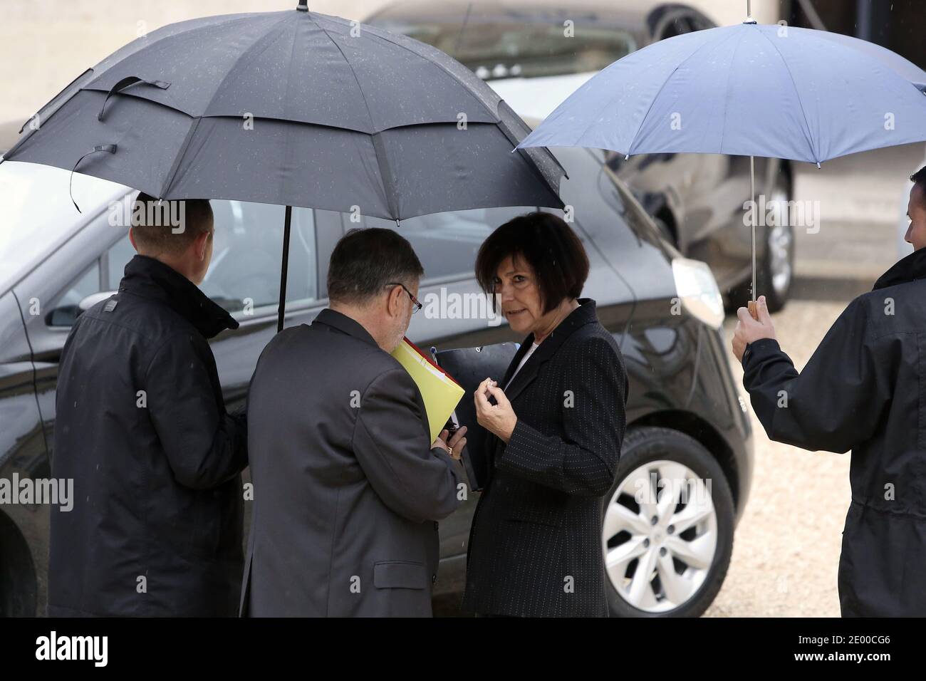 Il Ministro francese responsabile delle relazioni con il Parlamento Alain Vidalies e il Ministro junior per i disabili Marie-Arlette Carlotti lasciano il Palazzo presidenziale Elysee dopo la riunione settimanale del gabinetto, a Parigi, in Francia, il 16 ottobre 2013. Foto di Stephane Lemouton/ABACAPRESS.COM Foto Stock