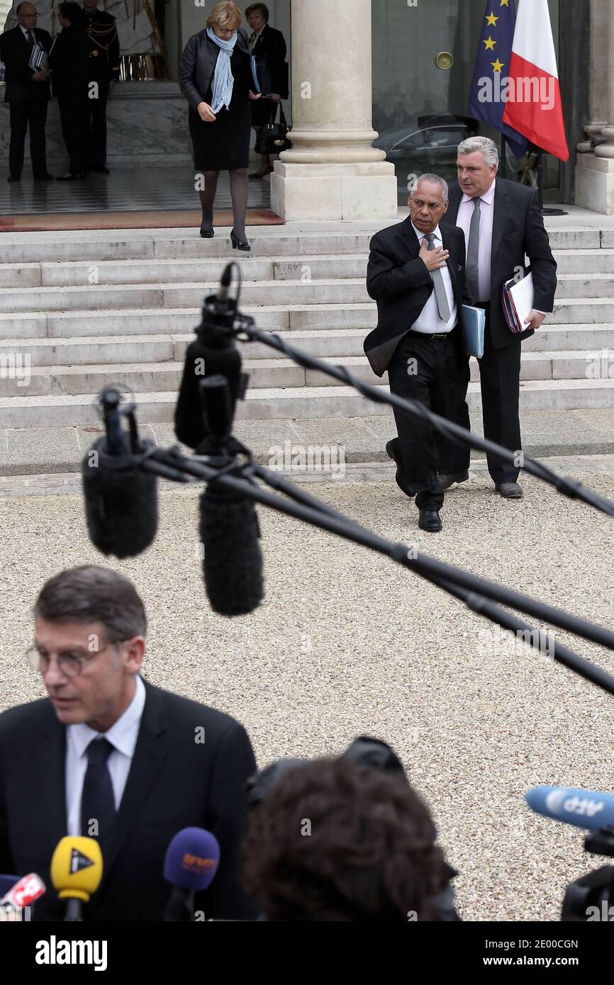 Il ministro francese dell'Istruzione Vincent Peillon, ministro dei territori d'oltremare Victorin Lurel, ministro junior dei Trasporti e dell'economia marittima Frederic Cuvillier e la riforma dello Stato, il decentramento e la pubblica amministrazione il ministro Marylise Lebranchu lascia il palazzo presidenziale dell'Elysee dopo la riunione settimanale del gabinetto, a Parigi, in Francia, il 16 ottobre 2013. Foto di Stephane Lemouton/ABACAPRESS.COM Foto Stock