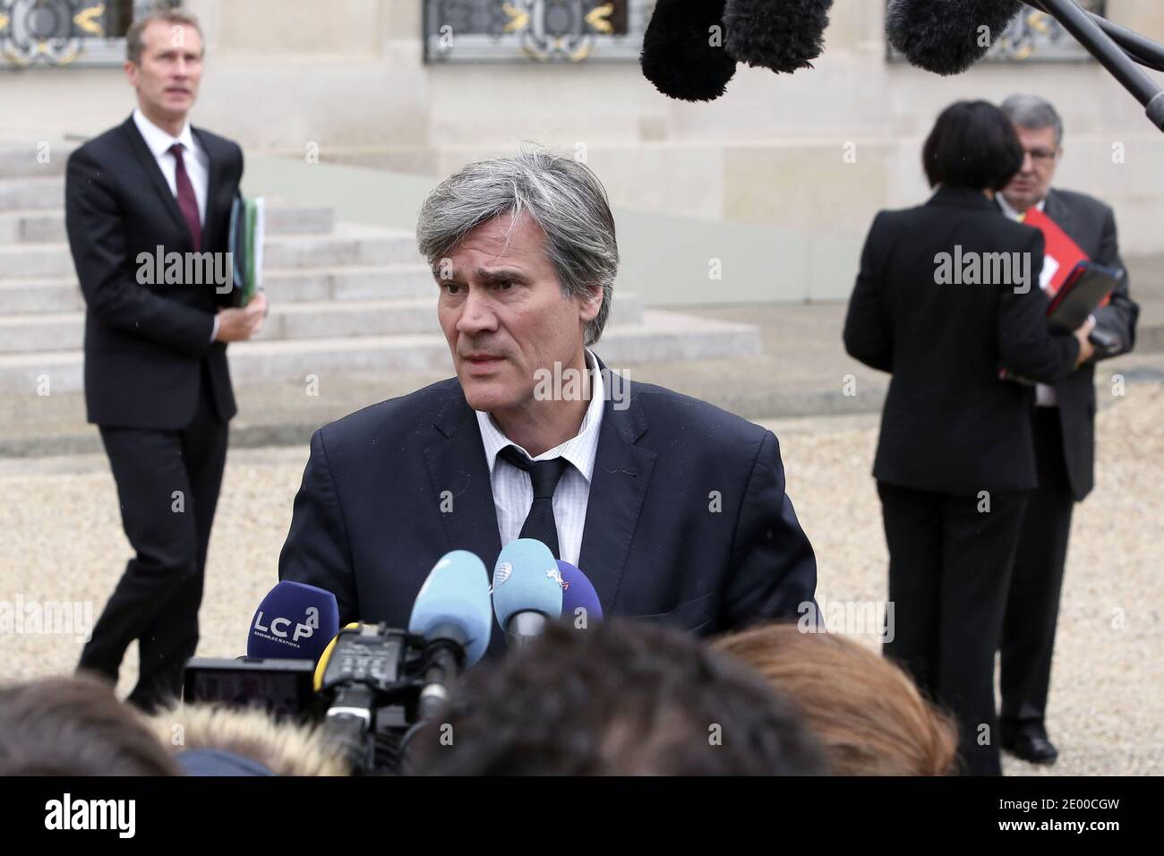 Il ministro francese dell'Agricoltura Stephane le foll, ministro junior dell'industria alimentare Guillaume Garot, ministro junior per i disabili Marie-Arlette Carlotti e ministro incaricato delle relazioni con il Parlamento Alain Vidalies lasciano il Palazzo presidenziale Elysee dopo la riunione settimanale del gabinetto, a Parigi, in Francia, il 16 ottobre 2013. Foto di Stephane Lemouton/ABACAPRESS.COM Foto Stock