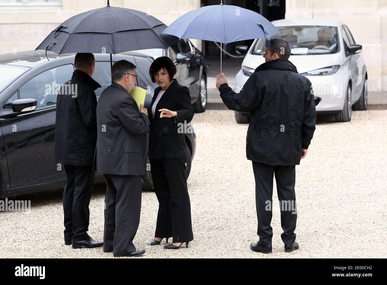 Il Ministro francese responsabile delle relazioni con il Parlamento Alain Vidalies e il Ministro junior per i disabili Marie-Arlette Carlotti lasciano il Palazzo presidenziale Elysee dopo la riunione settimanale del gabinetto, a Parigi, in Francia, il 16 ottobre 2013. Foto di Stephane Lemouton/ABACAPRESS.COM Foto Stock