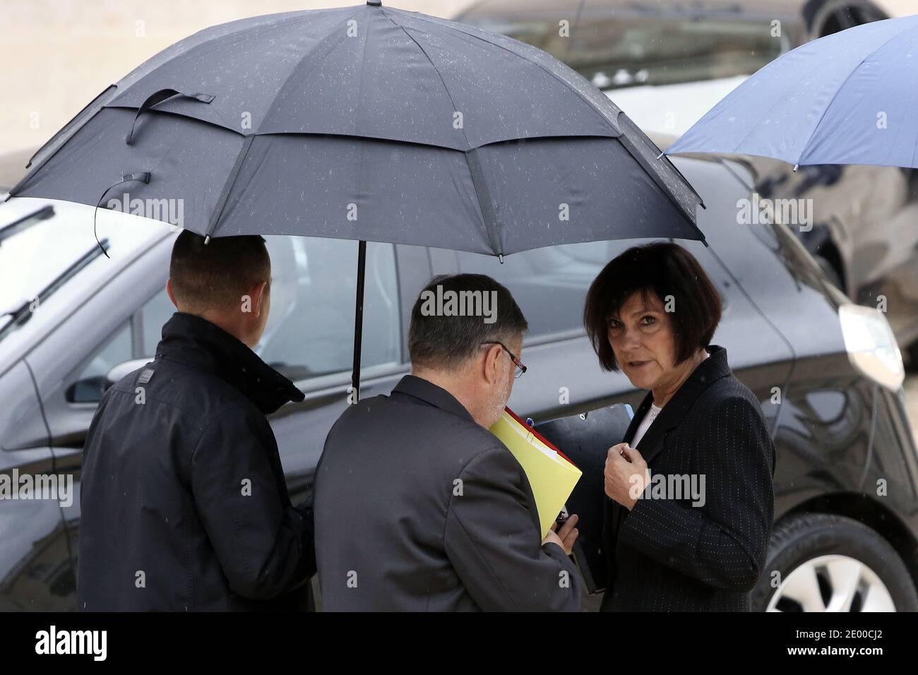 Il Ministro francese responsabile delle relazioni con il Parlamento Alain Vidalies e il Ministro junior per i disabili Marie-Arlette Carlotti lasciano il Palazzo presidenziale Elysee dopo la riunione settimanale del gabinetto, a Parigi, in Francia, il 16 ottobre 2013. Foto di Stephane Lemouton/ABACAPRESS.COM Foto Stock