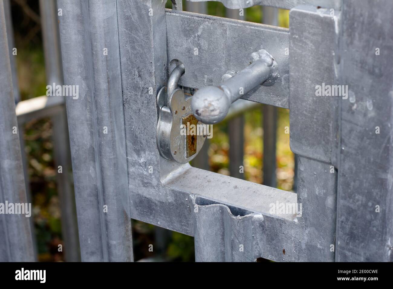 Lucchetto e barre. Concetto di blocco e restrizioni nazionali. Foto Stock