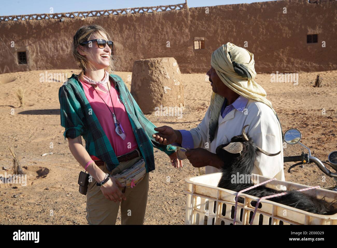 ESCLUSIVO. La comédienne Pauline Lefèvre et l’animatrice Marielle Fournier de l’équipage 482 partecipent au Rallye 'Trophée Roses des Sables' l’un des Plus importants rallyes raids 100% féminin au monde dans le Desert Marocain. Elles apportteront leur soutien aux deux grandes causes du Trophée Roses des Sables : l’aide aux enfants marocains démunis via l’Association Enfants du Désert et la sensibilisation à la prévention du dépistage précoce du cancer du sein via octobre Rose et l’Association Cancer du Sein Parlons en. Sud du Maroc les 14 et 15 ottobre 2013. Foto di Jerome Dominé/ABACAPRESS.CO Foto Stock