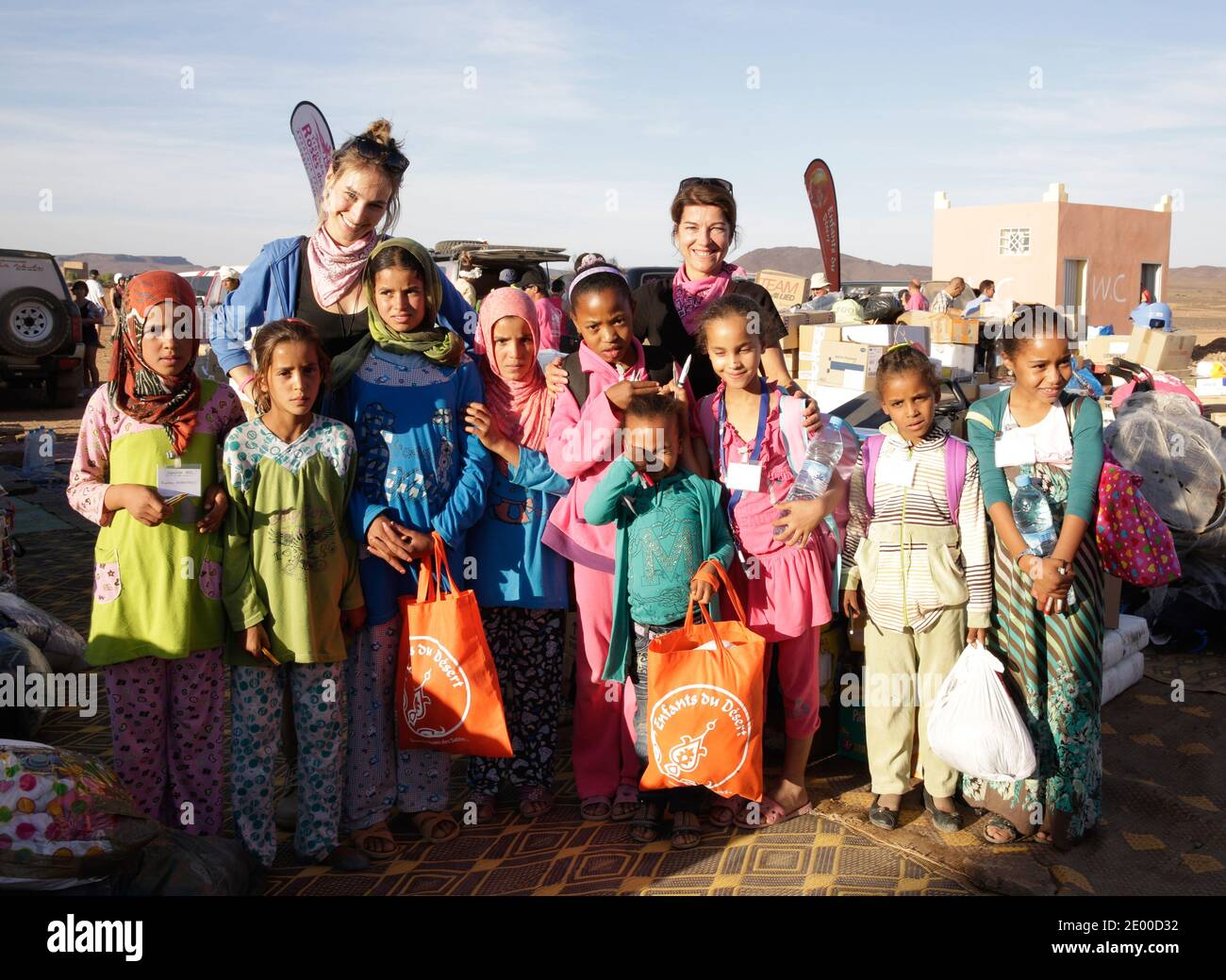 ESCLUSIVO. La comédienne Pauline Lefèvre et l’animatrice Marielle Fournier de l’équipage 482 partecipent au Rallye 'Trophée Roses des Sables' l’un des Plus importants rallyes raids 100% féminin au monde dans le Desert Marocain. Elles apportteront leur soutien aux deux grandes causes du Trophée Roses des Sables : l’aide aux enfants marocains démunis via l’Association Enfants du Désert et la sensibilisation à la prévention du dépistage précoce du cancer du sein via octobre Rose et l’Association Cancer du Sein Parlons en. Sud du Maroc les 14 et 15 ottobre 2013. Foto di Jerome Dominé/ABACAPRESS.CO Foto Stock