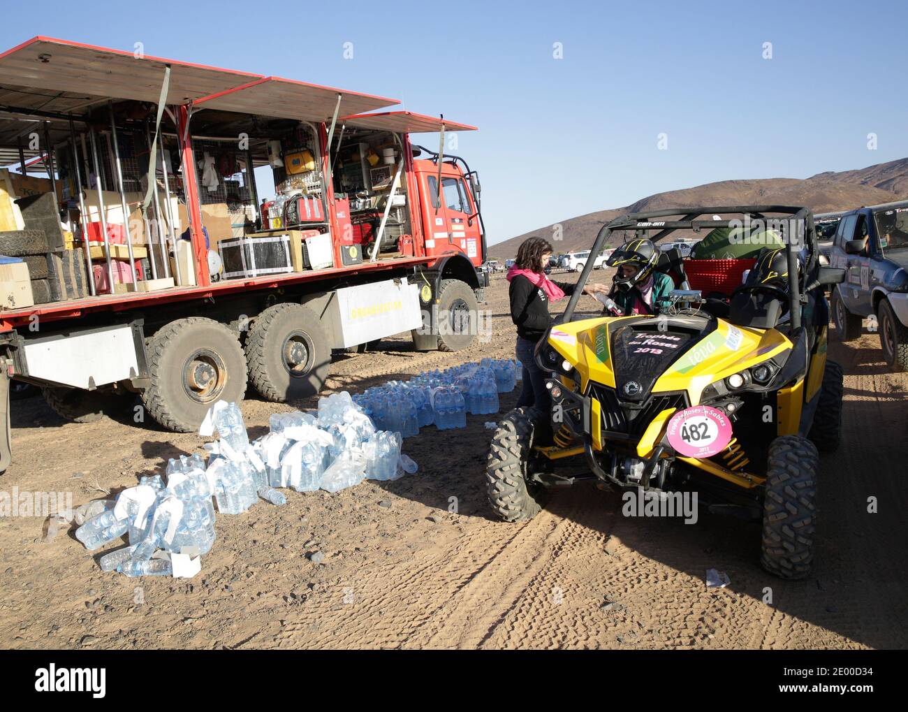 ESCLUSIVO. La comédienne Pauline Lefèvre et l’animatrice Marielle Fournier de l’équipage 482 partecipent au Rallye 'Trophée Roses des Sables' l’un des Plus importants rallyes raids 100% féminin au monde dans le Desert Marocain. Elles apportteront leur soutien aux deux grandes causes du Trophée Roses des Sables : l’aide aux enfants marocains démunis via l’Association Enfants du Désert et la sensibilisation à la prévention du dépistage précoce du cancer du sein via octobre Rose et l’Association Cancer du Sein Parlons en. Sud du Maroc les 14 et 15 ottobre 2013. Foto di Jerome Dominé/ABACAPRESS.CO Foto Stock