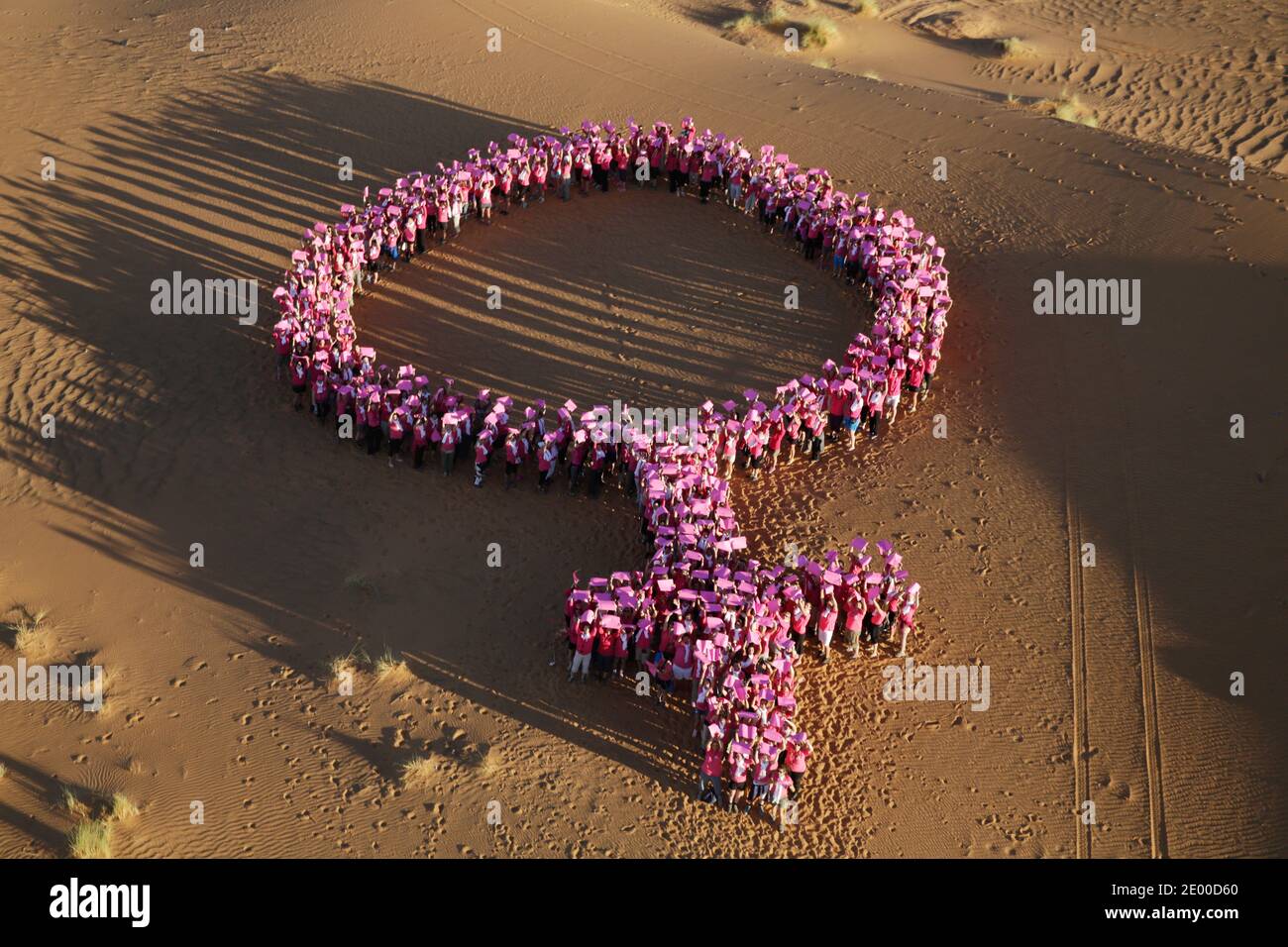 ESCLUSIVO. La comédienne Pauline Lefèvre et l’animatrice Marielle Fournier de l’équipage 482 partecipent au Rallye 'Trophée Roses des Sables' l’un des Plus importants rallyes raids 100% féminin au monde dans le Desert Marocain. Elles apportteront leur soutien aux deux grandes causes du Trophée Roses des Sables : l’aide aux enfants marocains démunis via l’Association Enfants du Désert et la sensibilisation à la prévention du dépistage précoce du cancer du sein via octobre Rose et l’Association Cancer du Sein Parlons en. Sud du Maroc les 14 et 15 ottobre 2013. Foto di Jerome Dominé/ABACAPRESS.CO Foto Stock