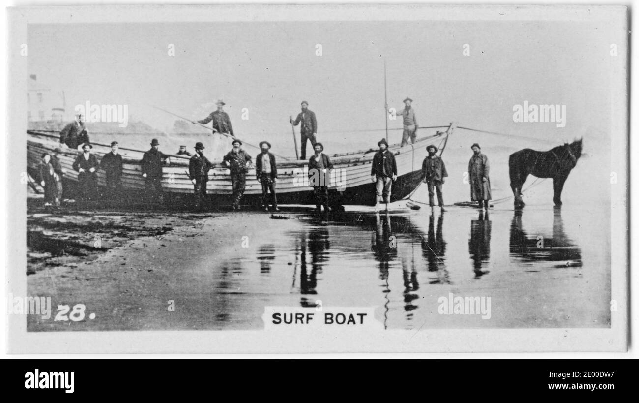 Gli uomini posano con la loro barca da surf nei giorni pionieristici della Nuova Zelanda; da una scheda di sigaretta stampata nel 1930 Foto Stock