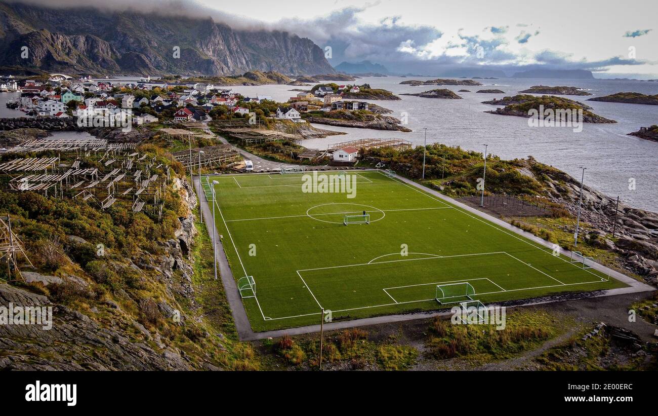 Fußballplatz, Fußballfeld Lofoten Henningsvaer Norvegia Norvegia Luftaufnahme, Drohne Foto Stock