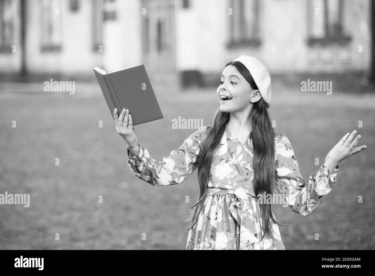 Essere pieni di ispirazione. Ragazza ispirata leggere libro ispiratore. Ottenere ispirazione dalla lettura. Prenota traversata. Ispirazione di lettura estiva. Immaginazione e ispirazione. Scopri e ispira. Foto Stock