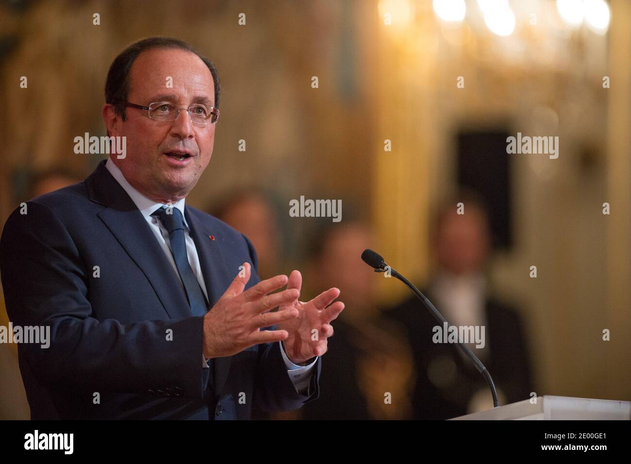 Il presidente francese Francois Hollande partecipa ad una cerimonia con Jacques Friedel, Francoise barre-Sinoussi, Yves Coppens, Francois Gros, Maris-Lise Chanin, Pascal Bergman e Rene Blanchet, tenutasi presso il Palazzo Elysee di Parigi, Francia, il 22 ottobre 2013. Foto di Christophe Guibbaud/ABACAPRESS.COM Foto Stock