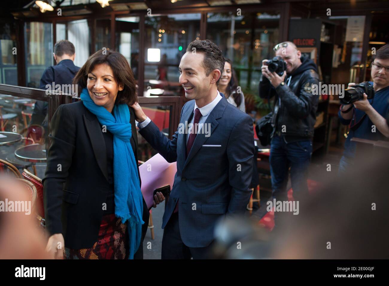 Candidata socialista alle elezioni comunali del 2014 a Parigi, Anne Hidalgo ha raffigurato insieme al membro del Partito comunista francese (PCF) e al consigliere comunale di Parigi Ian Brossat prima di una conferenza stampa tenutasi il 22 ottobre 2013 a Parigi, Francia. Foto di Romain boe/ABACAPRESS.COM Foto Stock