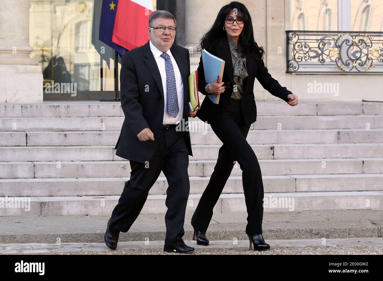 Il Ministro francese responsabile delle relazioni con il Parlamento Alain Vidalies e il Ministro francese per vivere all'estero e Francofonia Yamina Benguigui lasciano il Palazzo presidenziale dell'Elysee dopo la riunione settimanale del gabinetto, a Parigi, in Francia, il 23 ottobre 2013. Foto di Stephane Lemouton/ABACAPRESS.COM Foto Stock