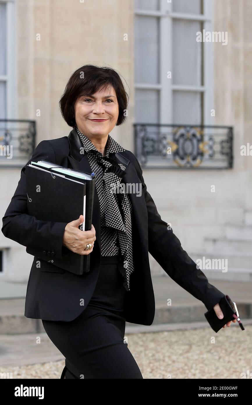 Marie-Arlette Carlotti, ministro francese delle persone disabili, lascia il Palazzo presidenziale Elysee dopo la riunione settimanale del gabinetto, a Parigi, in Francia, il 23 ottobre 2013. Foto di Stephane Lemouton/ABACAPRESS.COM Foto Stock
