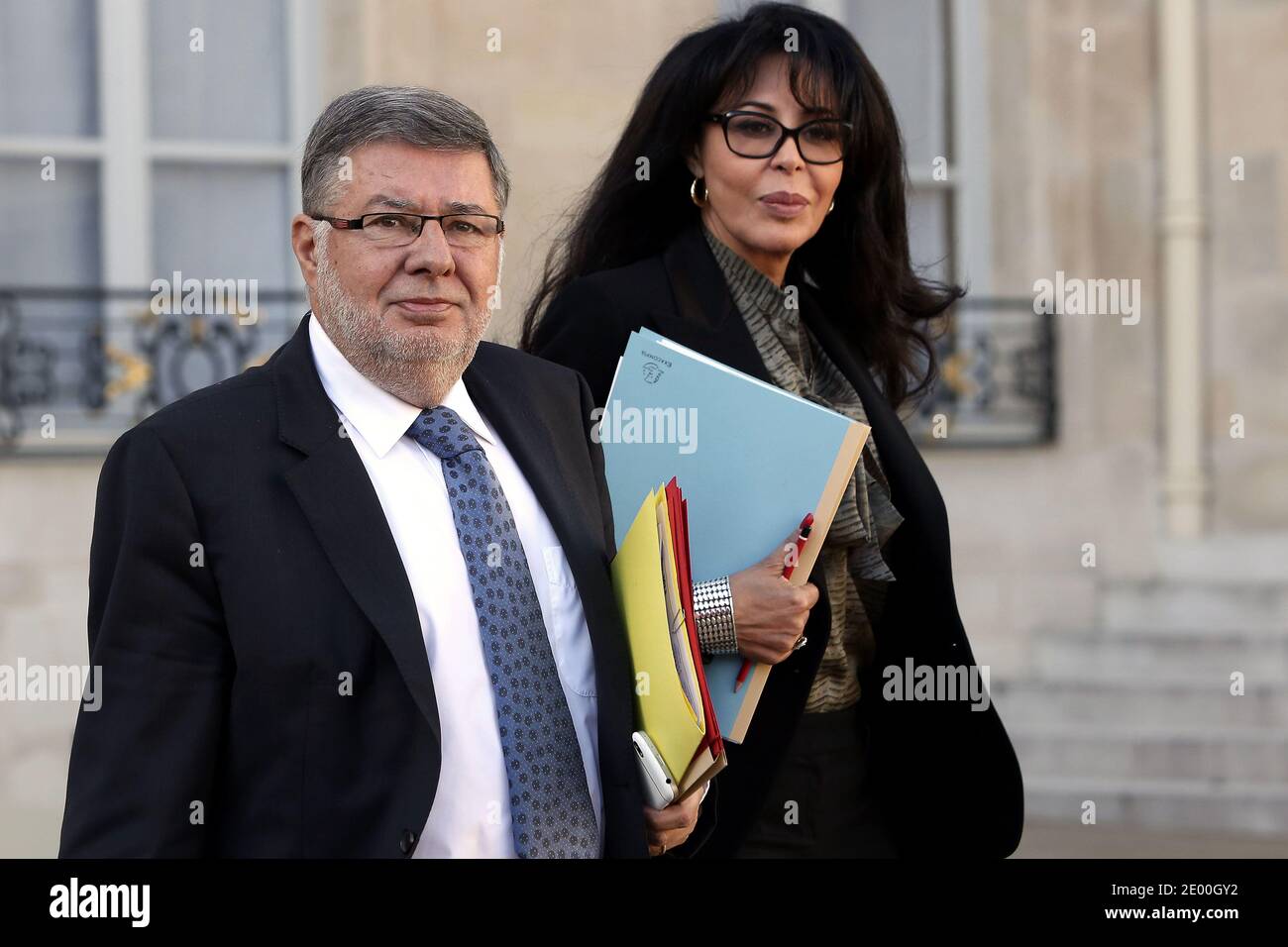 Il Ministro francese responsabile delle relazioni con il Parlamento Alain Vidalies e il Ministro francese per vivere all'estero e Francofonia Yamina Benguigui lasciano il Palazzo presidenziale dell'Elysee dopo la riunione settimanale del gabinetto, a Parigi, in Francia, il 23 ottobre 2013. Foto di Stephane Lemouton/ABACAPRESS.COM Foto Stock