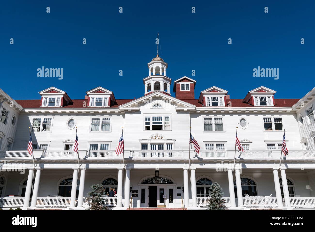 Estes Park, CO - 31 ottobre 2020: L'esterno dello storico Stanley Hotel in Estes Park vicino al Rocky Mountain National Park Foto Stock