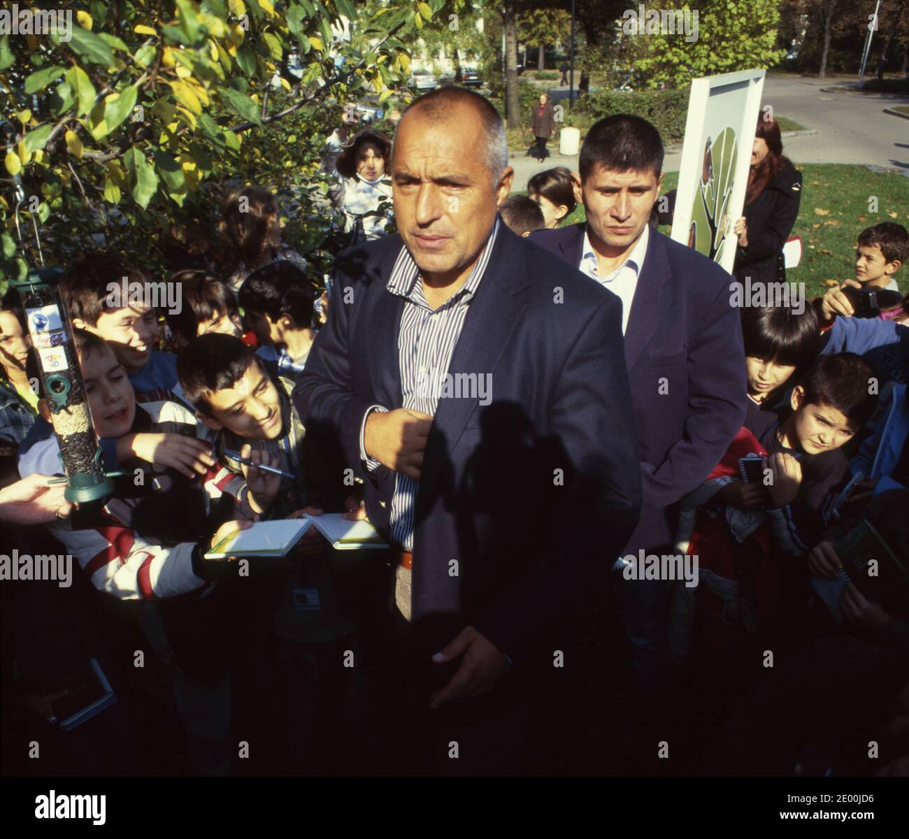 Il sindaco di Sofia Boyko Borisov firma con i bambini nel giardino accanto al parlamento. Sofia, Bulgaria, 2008 Foto Stock