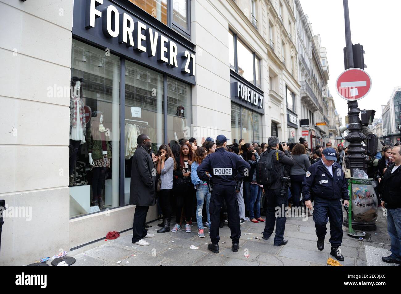 Apertura del nuovo negozio Forever 21 a Parigi, Francia, il 26 ottobre 2013. L'apertura è stata annullata a causa di troppi clienti, Forever 21 dato 200 euro di dono ai 300 primi clienti. Foto di Alban Wyters/ABACAPRESS.COM Foto Stock