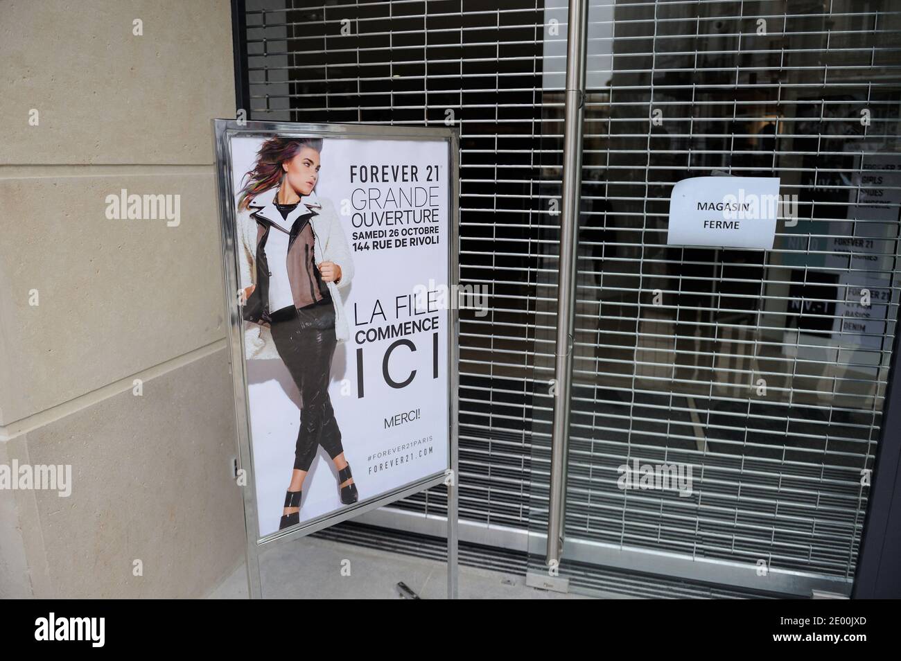 Apertura del nuovo negozio Forever 21 a Parigi, Francia, il 26 ottobre 2013. L'apertura è stata annullata a causa di troppi clienti, Forever 21 dato 200 euro di dono ai 300 primi clienti. Foto di Alban Wyters/ABACAPRESS.COM Foto Stock