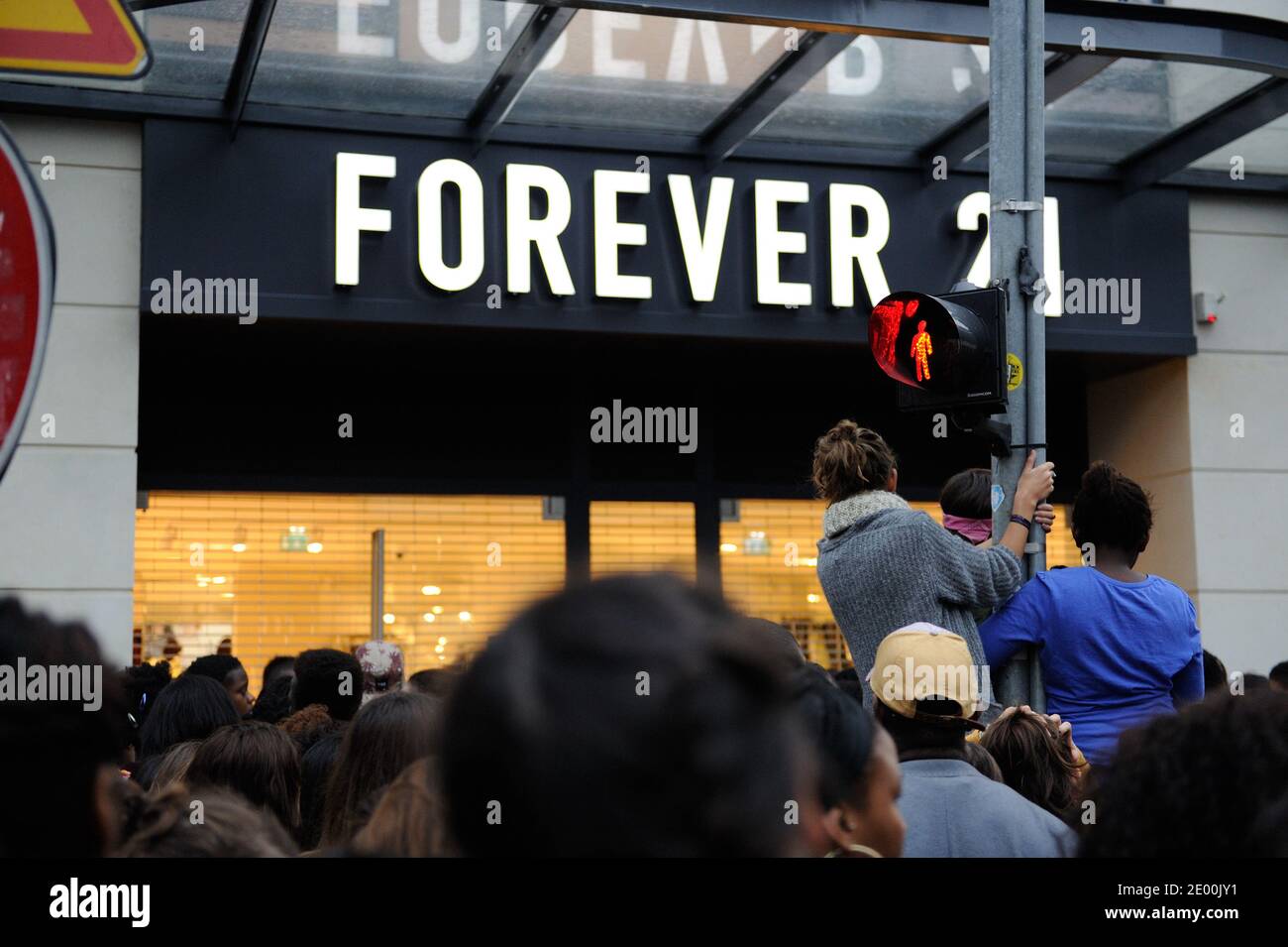 Apertura del nuovo negozio Forever 21 a Parigi, Francia, il 26 ottobre 2013. L'apertura è stata annullata a causa di troppi clienti, Forever 21 dato 200 euro di dono ai 300 primi clienti. Foto di Alban Wyters/ABACAPRESS.COM Foto Stock