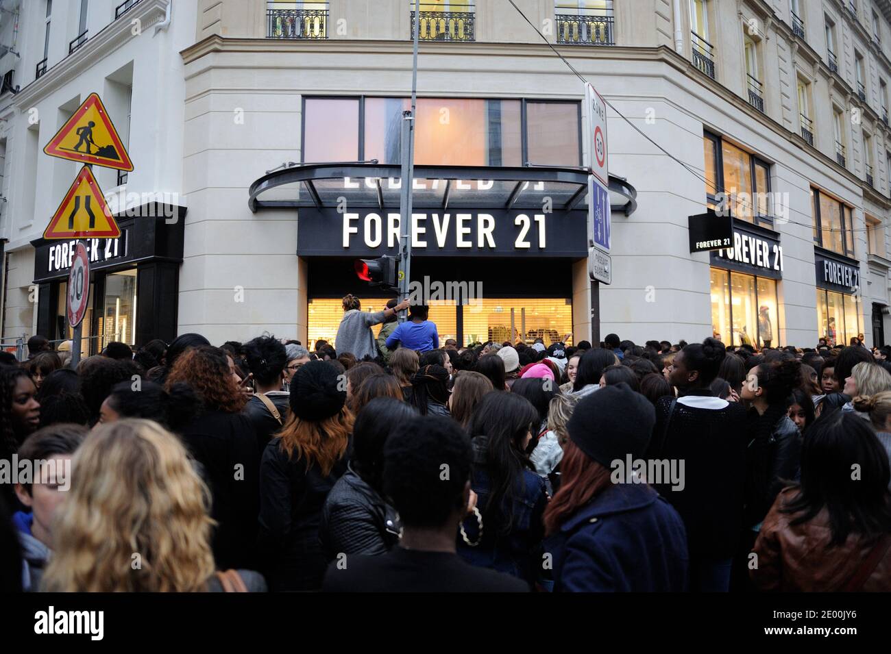 Apertura del nuovo negozio Forever 21 a Parigi, Francia, il 26 ottobre 2013. L'apertura è stata annullata a causa di troppi clienti, Forever 21 dato 200 euro di dono ai 300 primi clienti. Foto di Alban Wyters/ABACAPRESS.COM Foto Stock