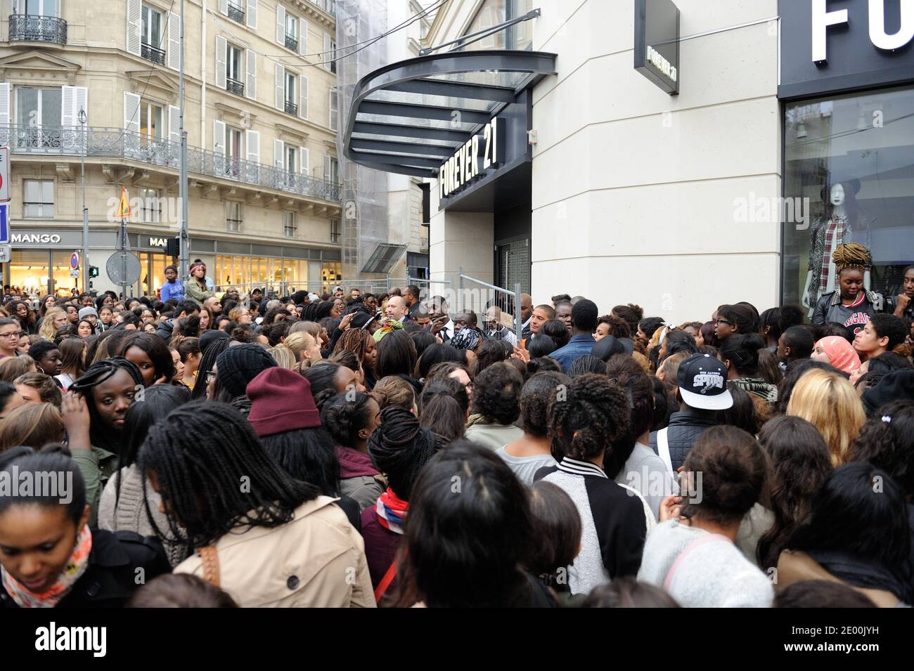 Apertura del nuovo negozio Forever 21 a Parigi, Francia, il 26 ottobre 2013. L'apertura è stata annullata a causa di troppi clienti, Forever 21 dato 200 euro di dono ai 300 primi clienti. Foto di Alban Wyters/ABACAPRESS.COM Foto Stock