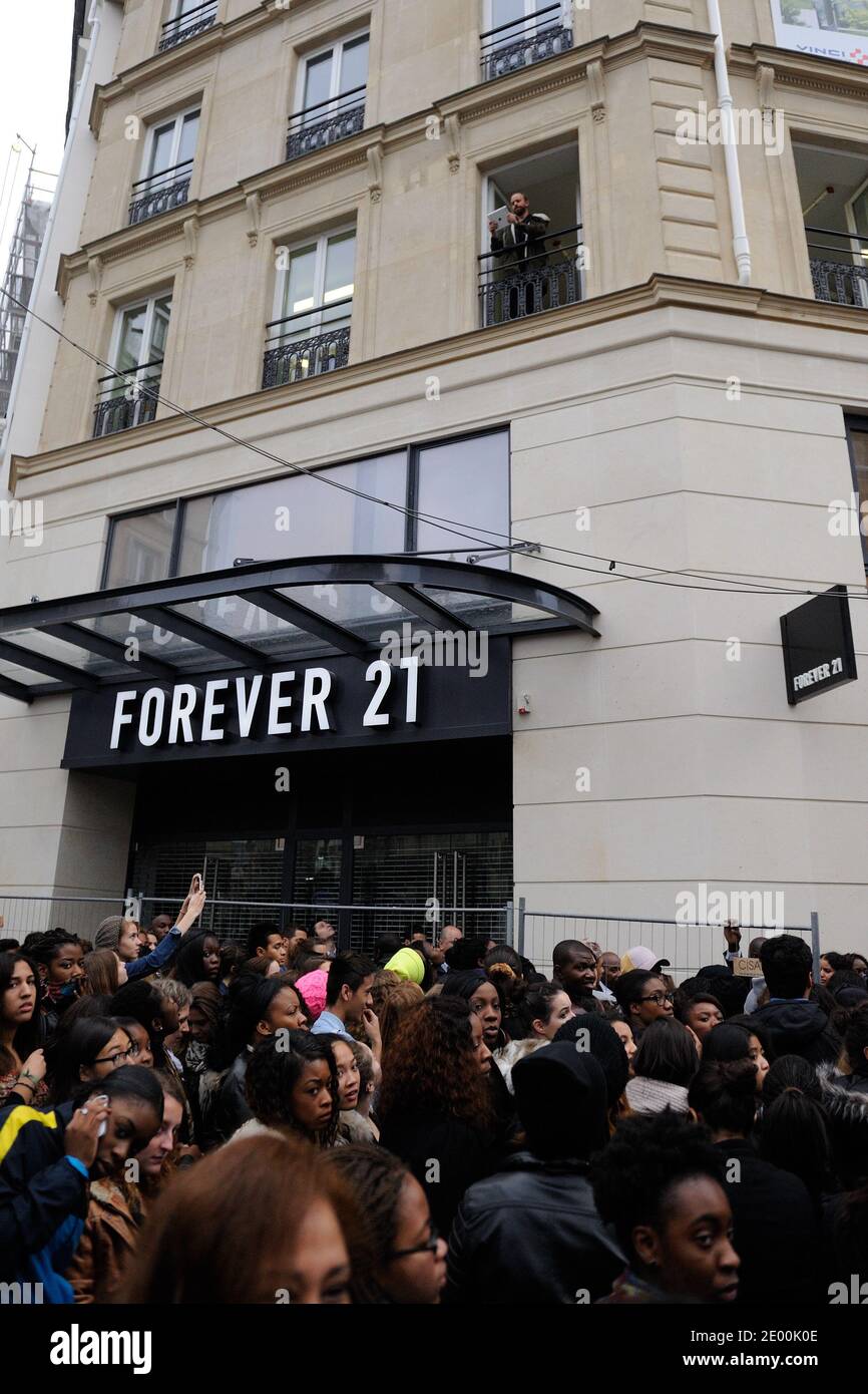 Apertura del nuovo negozio Forever 21 a Parigi, Francia, il 26 ottobre 2013. L'apertura è stata annullata a causa di troppi clienti, Forever 21 dato 200 euro di dono ai 300 primi clienti. Foto di Alban Wyters/ABACAPRESS.COM Foto Stock