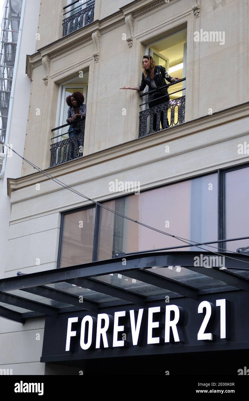 Apertura del nuovo negozio Forever 21 a Parigi, Francia, il 26 ottobre 2013. L'apertura è stata annullata a causa di troppi clienti, Forever 21 dato 200 euro di dono ai 300 primi clienti. Foto di Alban Wyters/ABACAPRESS.COM Foto Stock