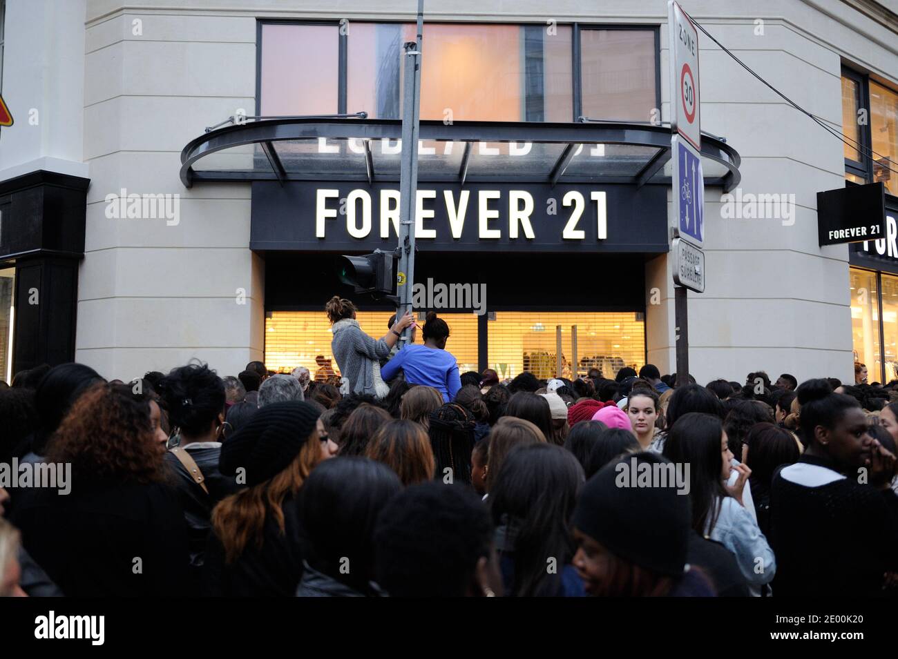Apertura del nuovo negozio Forever 21 a Parigi, Francia, il 26 ottobre 2013. L'apertura è stata annullata a causa di troppi clienti, Forever 21 dato 200 euro di dono ai 300 primi clienti. Foto di Alban Wyters/ABACAPRESS.COM Foto Stock