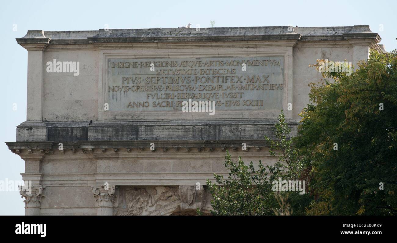 L'Arco di Tito, situato sulla Via Sacra, a sud-est del Foro Romano di Roma, Italia mercoledì 23 ottobre 2013. È stato costruito c.. 82 d.C. dell'imperatore romano Domiziano poco dopo la morte del fratello maggiore Tito per commemorare le vittorie di Tito, compreso l'assedio di Gerusalemme nel 70 d.C. Si dice che century Arco abbia fornito il modello generale per molte delle arcate trionfali erette dal 16° secolo e îperhaps che, come è noto, è l'ispirazione per l'Arco di Trionfo del 1806 a Parigi, in Francia, completato nel 1836. Questo lato dell'Arco di Tito ricevette nuovi inscripti Foto Stock L'Arco di Tito, situato sulla Via Sacra, a sud-est del Foro Romano di Roma, Italia mercoledì 23 ottobre 2013. È stato costruito c.. 82 d.C. dell'imperatore romano Domiziano poco dopo la morte del fratello maggiore Tito per commemorare le vittorie di Tito, compreso l'assedio di Gerusalemme nel 70 d.C. Si dice che century Arco abbia fornito il modello generale per molte delle arcate trionfali erette dal 16° secolo e îperhaps che, come è noto, è l'ispirazione per l'Arco di Trionfo del 1806 a Parigi, in Francia, completato nel 1836. Questo lato dell'Arco di Tito ricevette nuovi inscripti Foto Stock