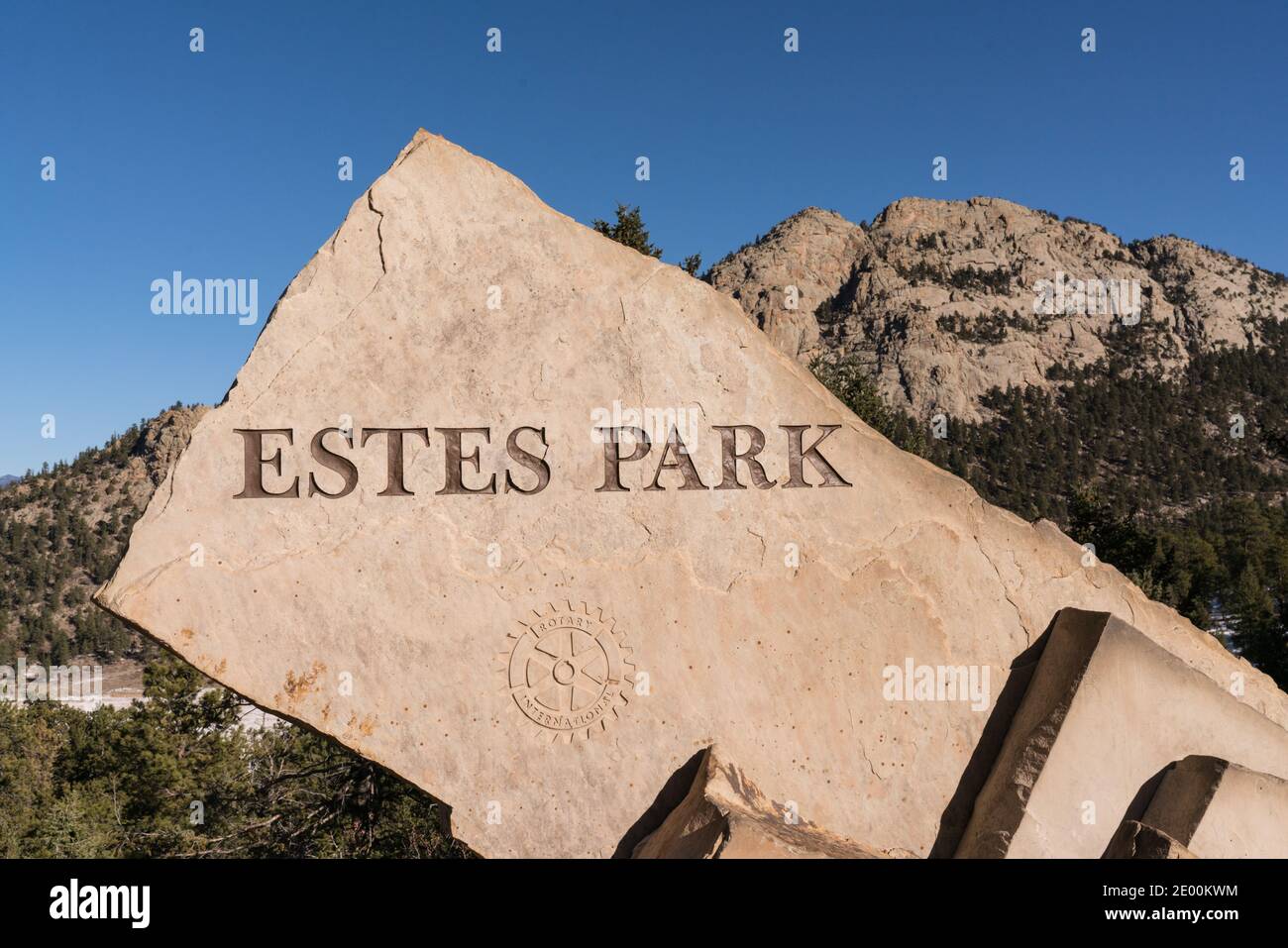 Estes Park, CO - 29 novembre 2020: Segno monolitico di pietra al confine del Parco Estes lungo la strada 36 Foto Stock
