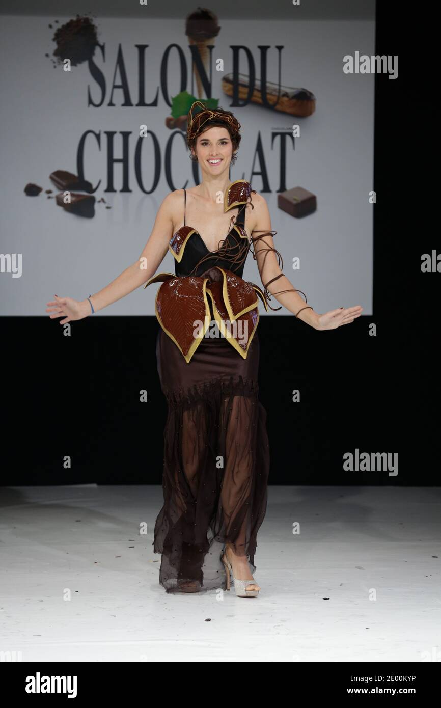 Eglantine Emeye indossa una creazione di Maria Boyarovskaya e Jean-Paul Hevin fatta di cioccolato durante una sfilata di moda all'inaugurazione del 19° Salone del cioccolato annuale a Parigi, in Francia, il 29 ottobre 2013. La mostra, la più grande del mondo dedicata al cioccolato, riunisce stilisti e cioccolatieri di tutto il mondo. Foto di Jerome Domine/ABACAPRESS.COM Foto Stock