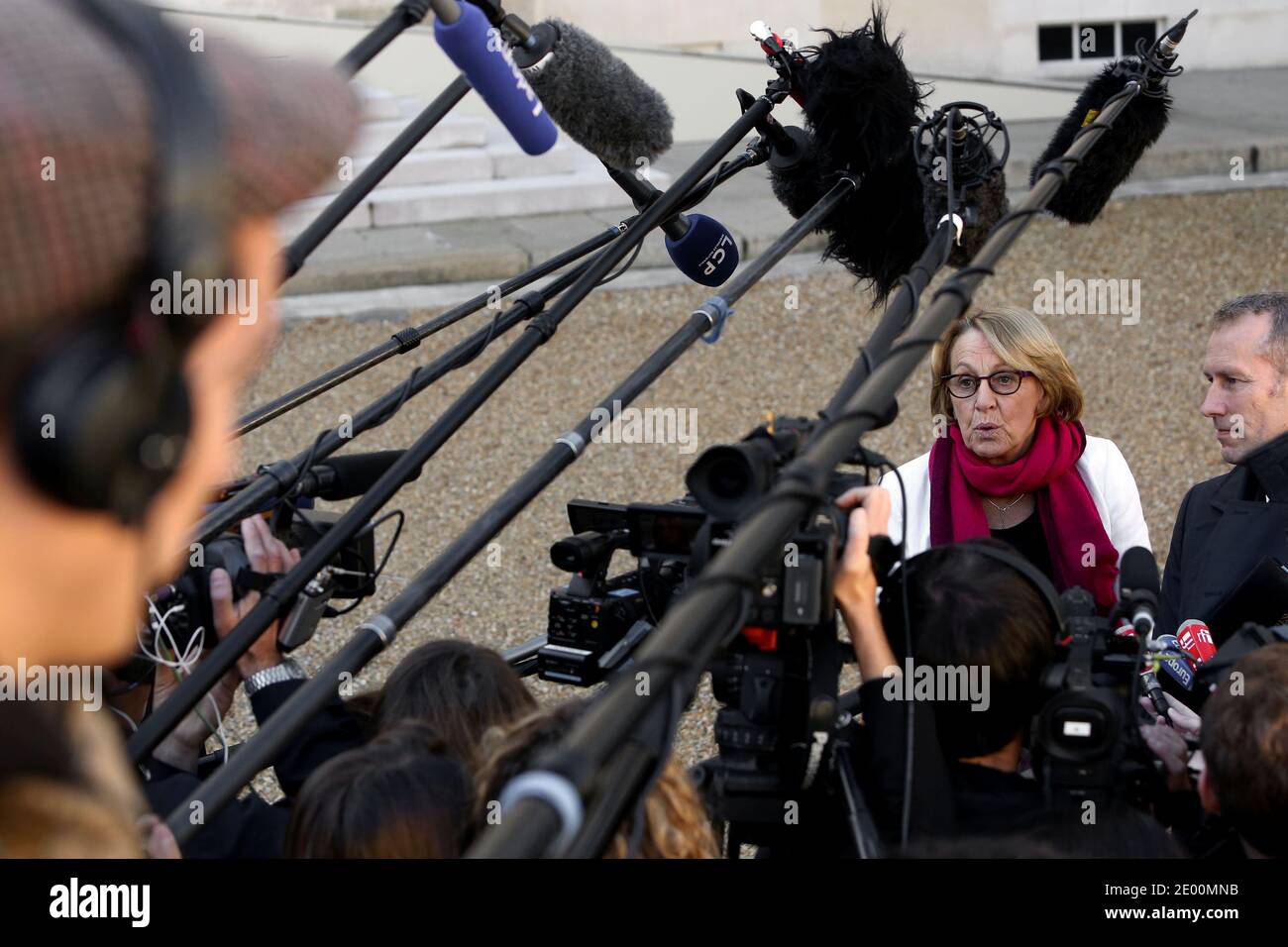 Ministro francese junior per l'agricoltura, l'Agribeement e la Foresta, Guillaume Garot e Ministro per la riforma dello Stato, il decentramento e la pubblica amministrazione Marylise Lebranchu risponde ai media quando lasciano il Palazzo presidenziale Elysee dopo la riunione settimanale del gabinetto, a Parigi, in Francia, il 30 ottobre 2013. Foto di Stephane Lemouton/ABACAPRESS.COM Foto Stock