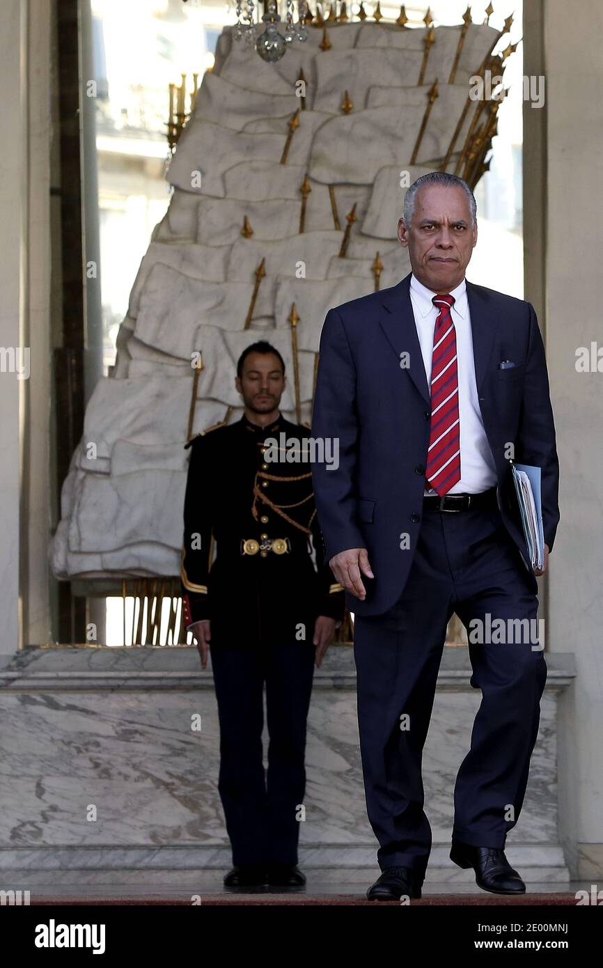 Il Ministro francese per i territori d'oltremare Victors a Lurel lascia il Palazzo presidenziale Elysee dopo la riunione settimanale del gabinetto, a Parigi, in Francia, il 30 ottobre 2013. Foto di Stephane Lemouton/ABACAPRESS.COM Foto Stock