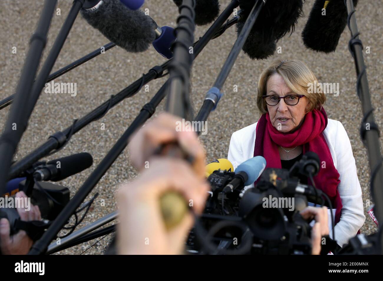 Ministro francese per la riforma dello Stato, il decentramento e la pubblica amministrazione, Marylise Lebranchu risponde ai medias mentre lascia il Palazzo presidenziale Elysee dopo la riunione settimanale del gabinetto, a Parigi, in Francia, il 30 ottobre 2013. Foto di Stephane Lemouton/ABACAPRESS.COM Foto Stock