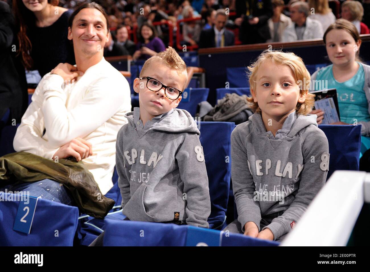 Zlatan Ibrahimovic, sua moglie Helena e i suoi figli Vincent e Maximilian partecipano alla semifinale Novak Djokovic contro Roger Federer al BNP Paribas Masters Series Tennis Open 2013, presso il Palais Omnisports di Parigi-Bercy, a Parigi, il 2 novembre 2013. Foto di Corinne Dubreui/ABACAPRESS.COM Foto Stock