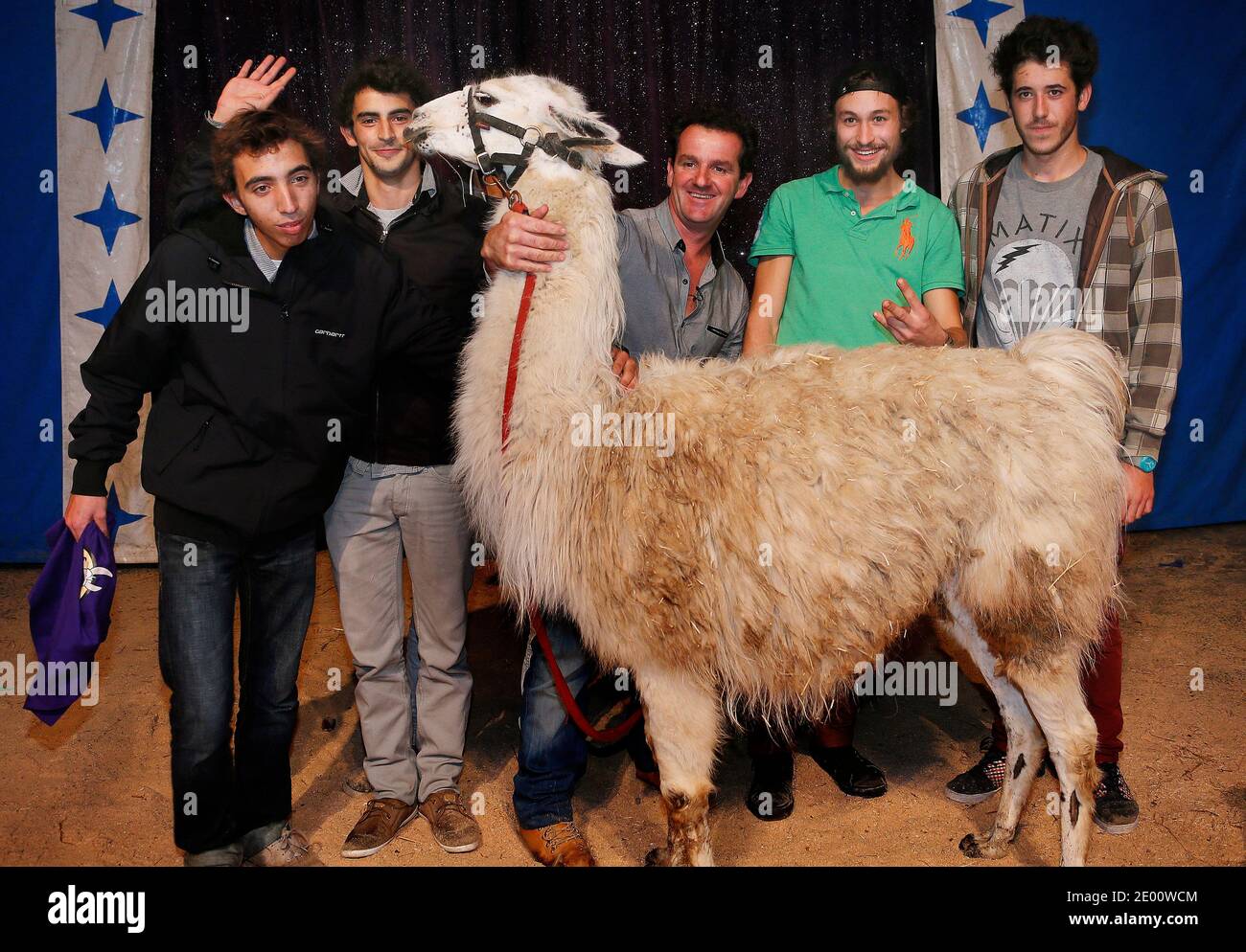 Romain, Loup, Stephan, Mathieu e Olivier posano per foto insieme a Serge le  lama e al suo direttore del circo proprietario John Beautour al Cirque  Franco-Italien di Bordeaux, Francia, 5 novembre 2013.