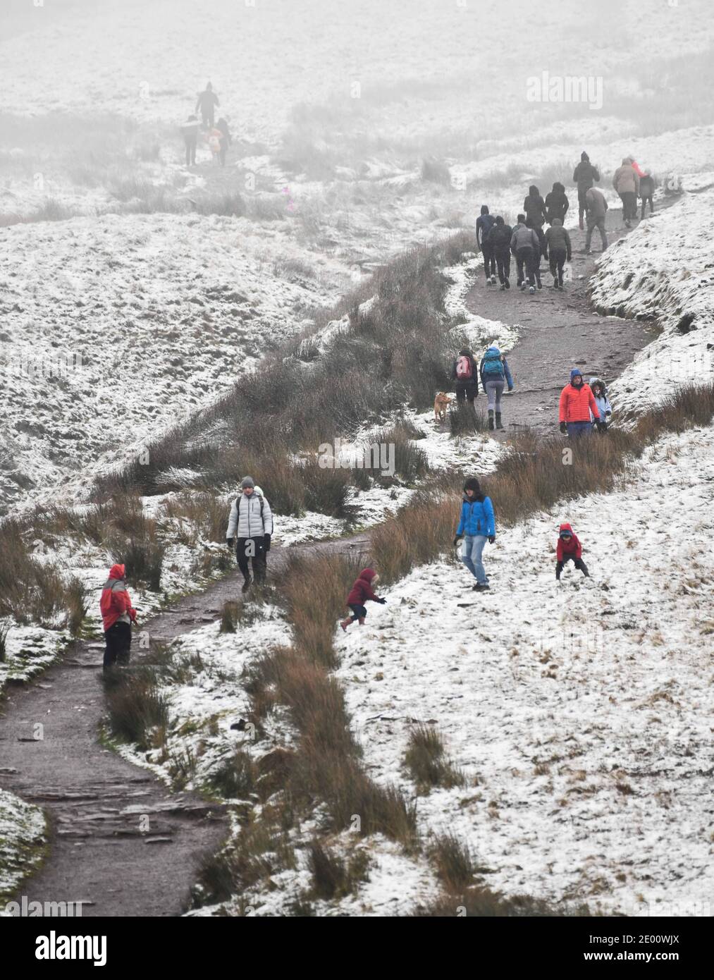 Pen y Fan, Brecon Beacons, Galles. 28 dicembre 2020. Nonostante il governo gallese di livello quattro restrizioni di viaggio essenziale solo, le persone si dirigono verso le piste di Pen y Fan nel Brecon Beacons, la montagna più alta nel sud del Regno Unito come la neve cade. Foto Stock