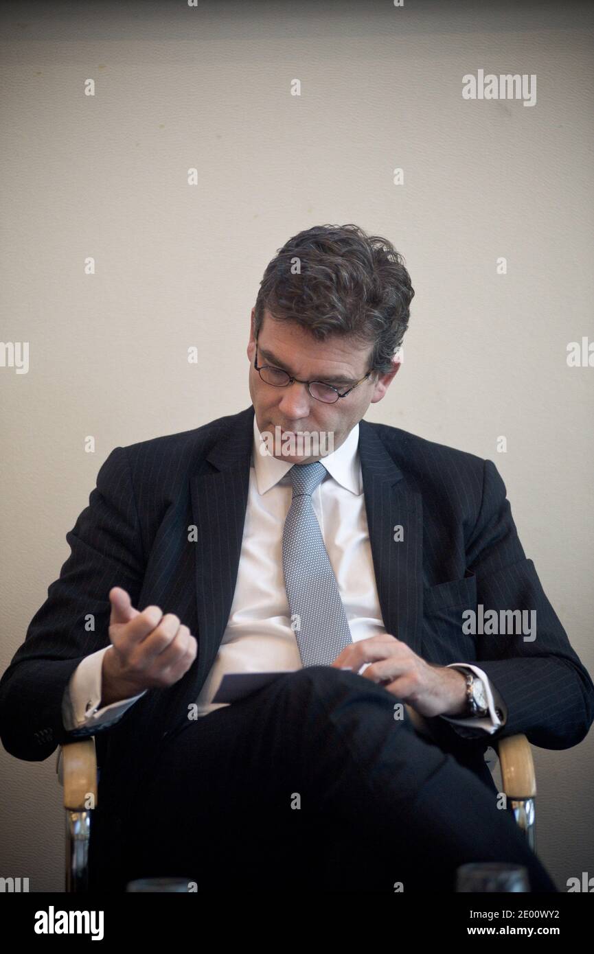 Ministro per il rinnovamento industriale Arnaud Montebourg durante una conferenza stampa congiunta per presentare il piano "UN nuovo Ordine per l'innovazione" al Ministero dell'Economia a Parigi, Francia, il 5 novembre 2013. Foto di Nicolas Messyasz/ABACAPRESS.COM Foto Stock