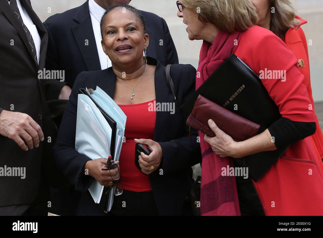 Il ministro francese della Giustizia Christiane Taubira e il ministro della riforma dello Stato, del decentramento e della pubblica amministrazione Marylise Lebranchu lasciano il palazzo presidenziale Elysee dopo la riunione settimanale del gabinetto, a Parigi, Francia, il 6 novembre 2013. Foto di Stephane Lemouton/ABACAPRESS.COM Foto Stock