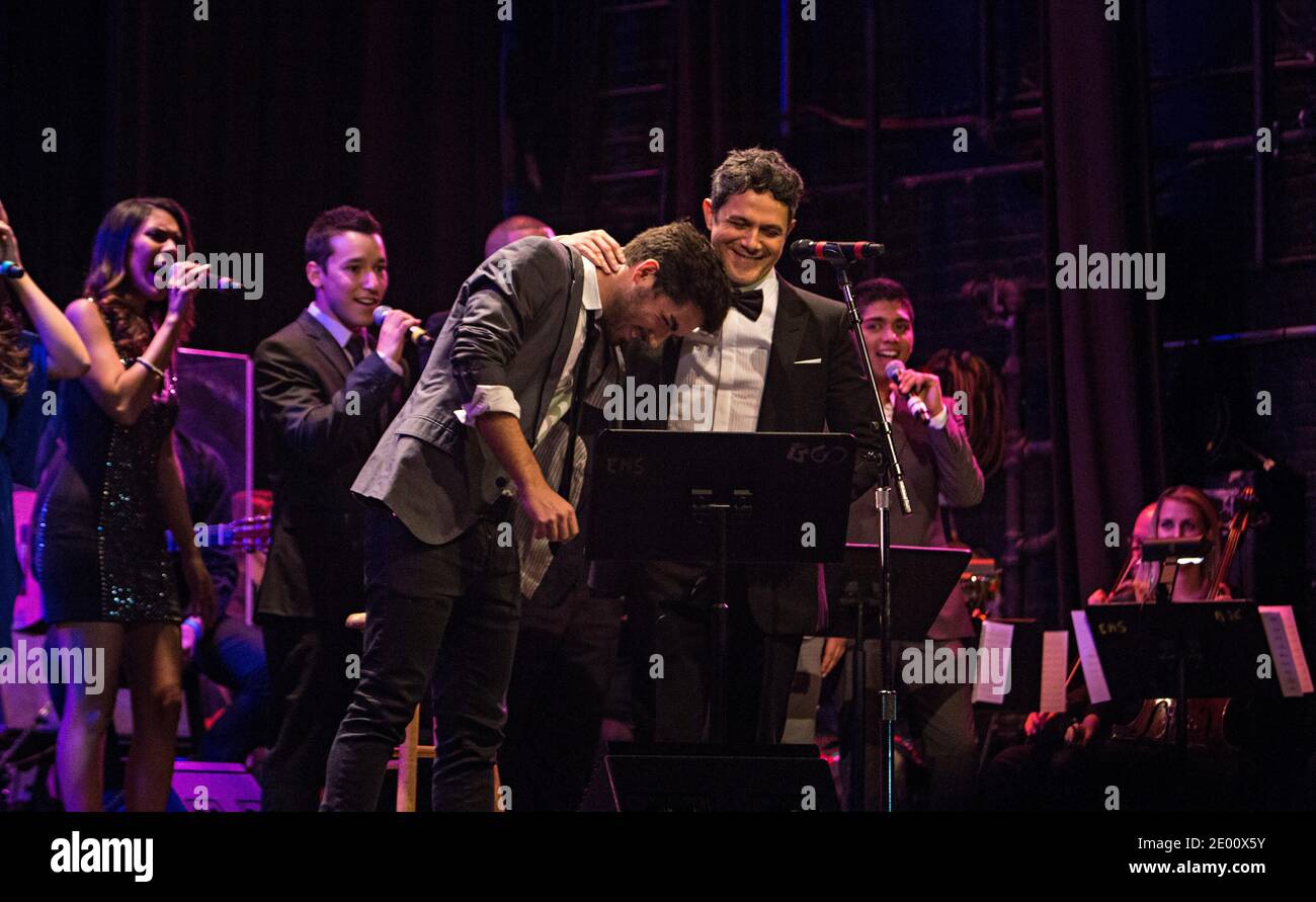 Alejandro Sanz ha conseguito una laurea honoris al Berklee College of Music di Boston, ma, USA, il 6 novembre 2013. La presentazione è seguita da un concerto che mostra la sua musica come interpretata dagli studenti e dalla facoltà di Berklee e ha anche caratterizzato Sanz stesso su canzoni selezionate. Foto di Keiko Hiromi/ABACAPRESS.COM Foto Stock