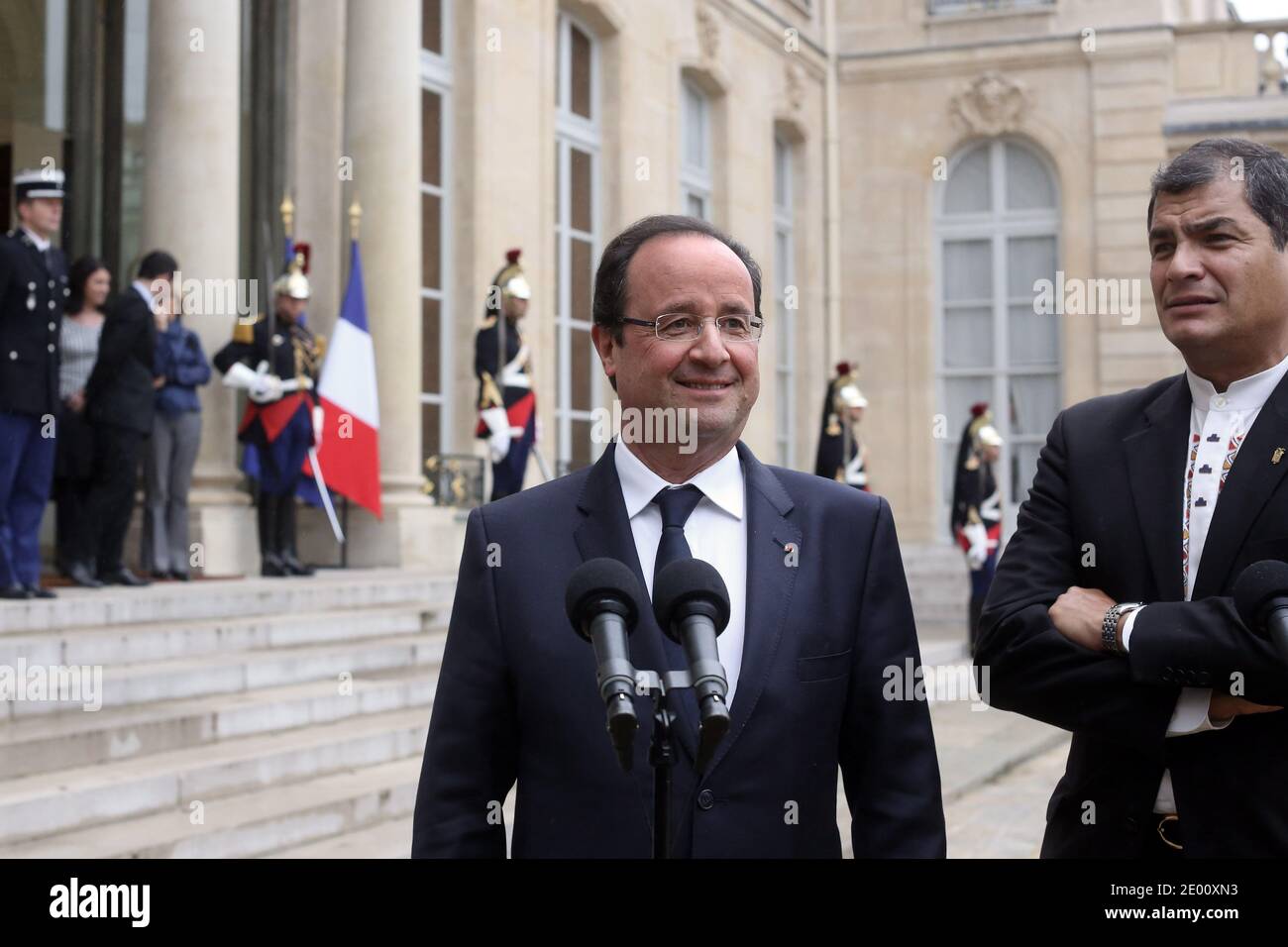 il presidente francese Francois Hollande e il presidente dell'Ecuador Rafael Correa parlano con la stampa dopo il loro incontro al Palazzo Elysee di Parigi il 7 novembre 2013. Foto di Stephane Lemouton/ABACAPRESS.COM Foto Stock