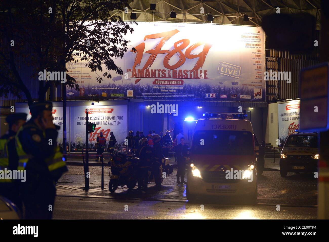 Il sito di un'esplosione è visto a filo al Palais des Sports nel 15 ° arrondissement, vicino alla Porte de Versailles a Parigi, Francia, 8 novembre 2013. Quindici persone sono rimaste ferite nell'esplosione durante la prova del musical '1789, amanti della Bastiglia' a Parigi il venerdì, poche ore prima dello spettacolo. Foto di Mousse/ABACAPRESS.COM Foto Stock