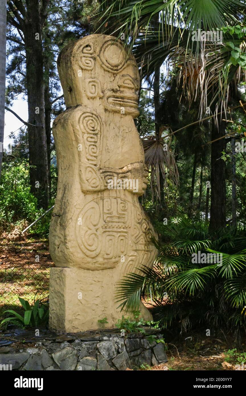 Papette, Tahiti. Statue in un giardino. Foto Stock