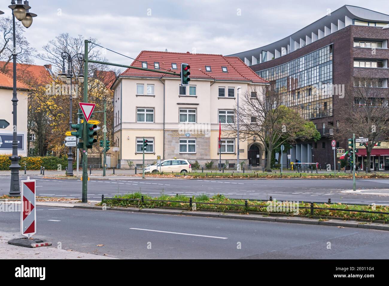 Berlino, Germania - 13 novembre 2020: Attraversamento delle strade otto-Suhr-Allee e Kaiser Friedrich con la costruzione dell'Ambasciata del Kirghizistan Foto Stock