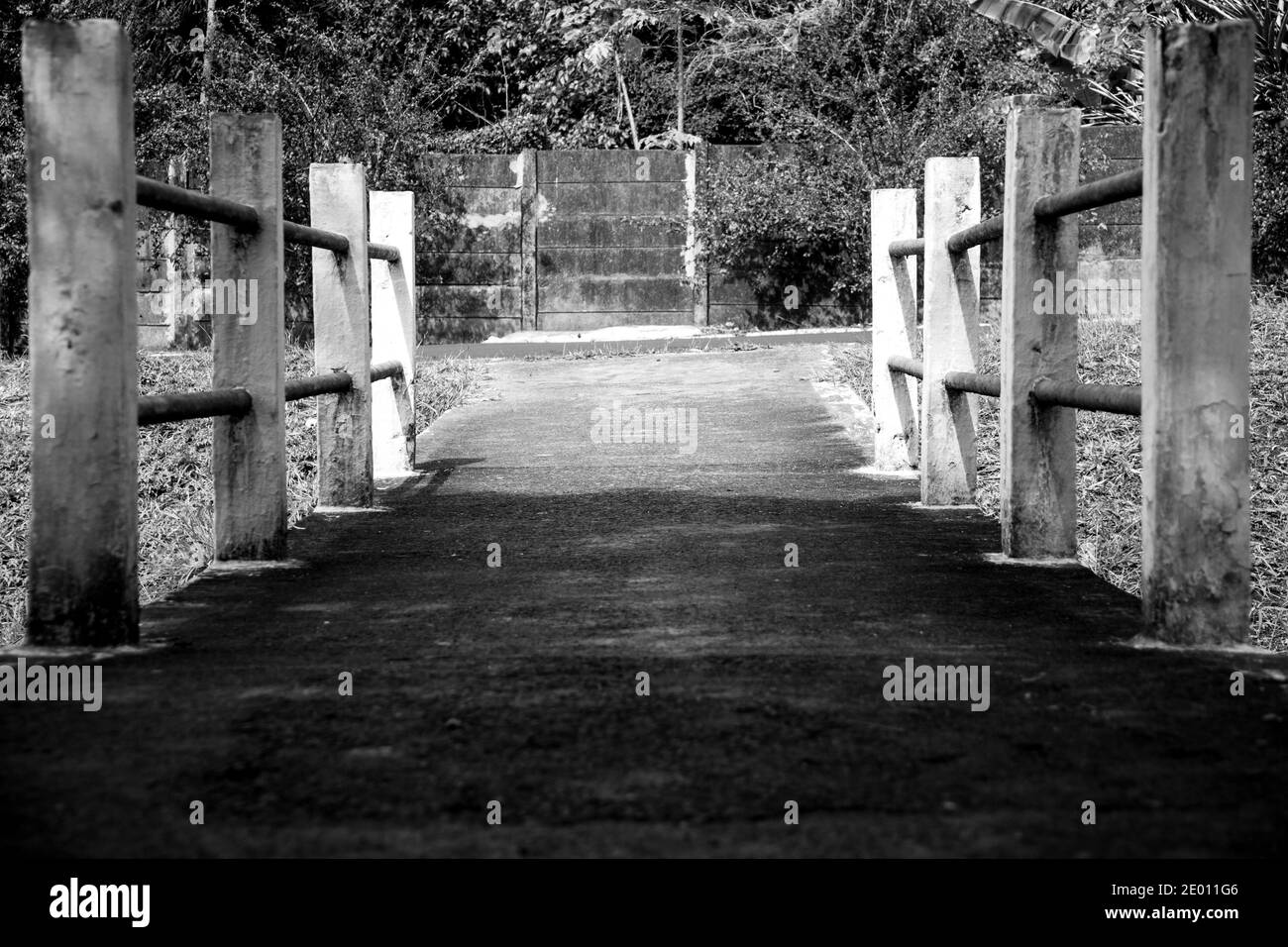 Piccolo ponte sul fiume di cemento in un villaggio nella campagna brasiliana Foto Stock