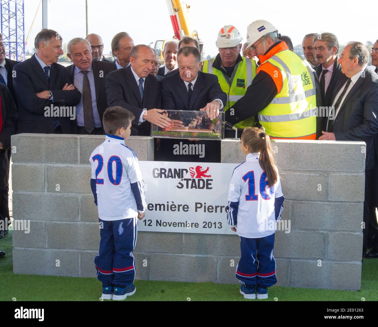 Il presidente della società calcistica francese Olympique Lyonnais Jean-Michel Aulas (L), il sindaco di Lione Gerard Collomb (C) e il presidente di Fonciere de Montout, la filiale della società responsabile della costruzione dello stadio Eduardo Malone partecipano alla cerimonia di fondazione della posa in pietra del "Grand Stade"; Il futuro stadio dell'Olympique Lyonnais a Decines-Charpieu, Francia, il 12 novembre 2013. Foto di Vincent Dargent/ABACAPRESS.COM Foto Stock